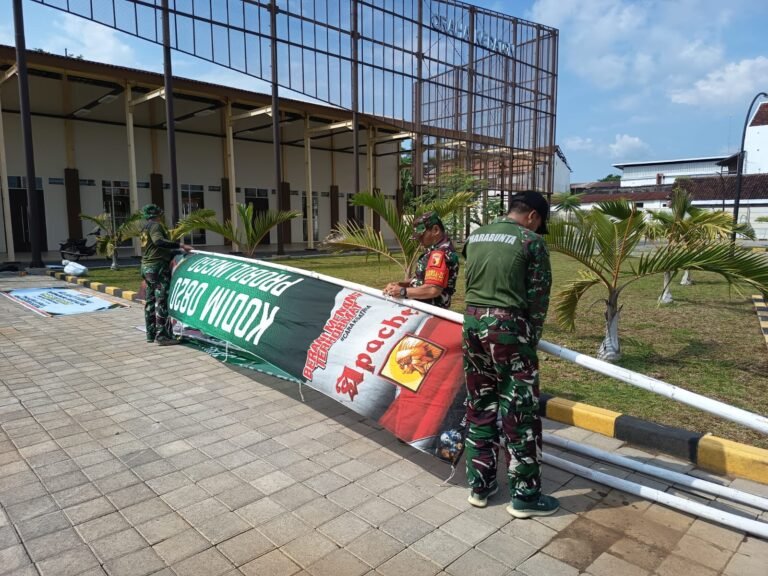 Perindah Lokasi TMMD Ke-128 di Desa Brabe, Satgas Pasang Umbul-Umbul untuk Menyambut Tim Wasev Sterad TNI AD,