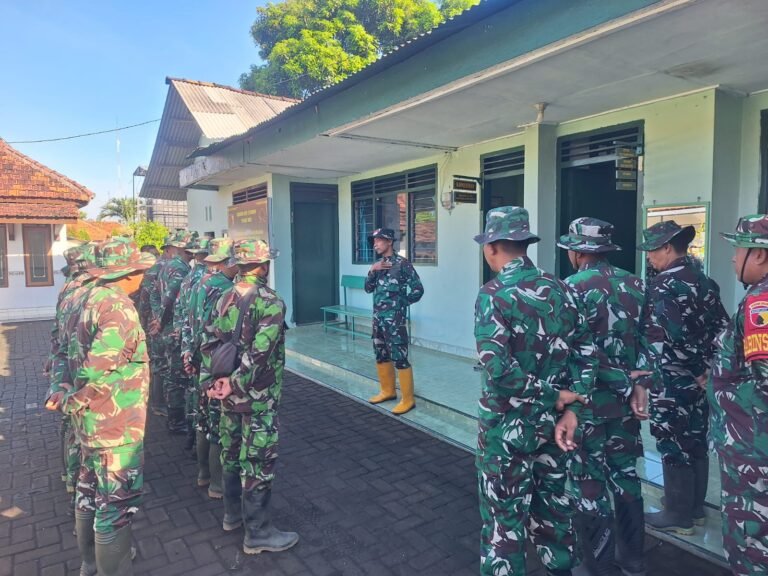 Danramil 0820/21 Maron Beri Arahan Kepada Satgas TMMD Ke-128 Kodim 0820 Probolinggo, Tekankan pentingnya Kedisiplinan dan Kekompakan.