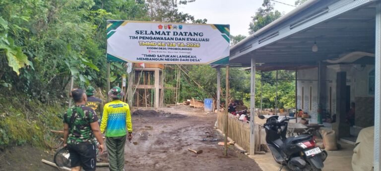 Satgas Bersama Warga Pasang Benner Sambut  Tim Wasev Sterad TNI