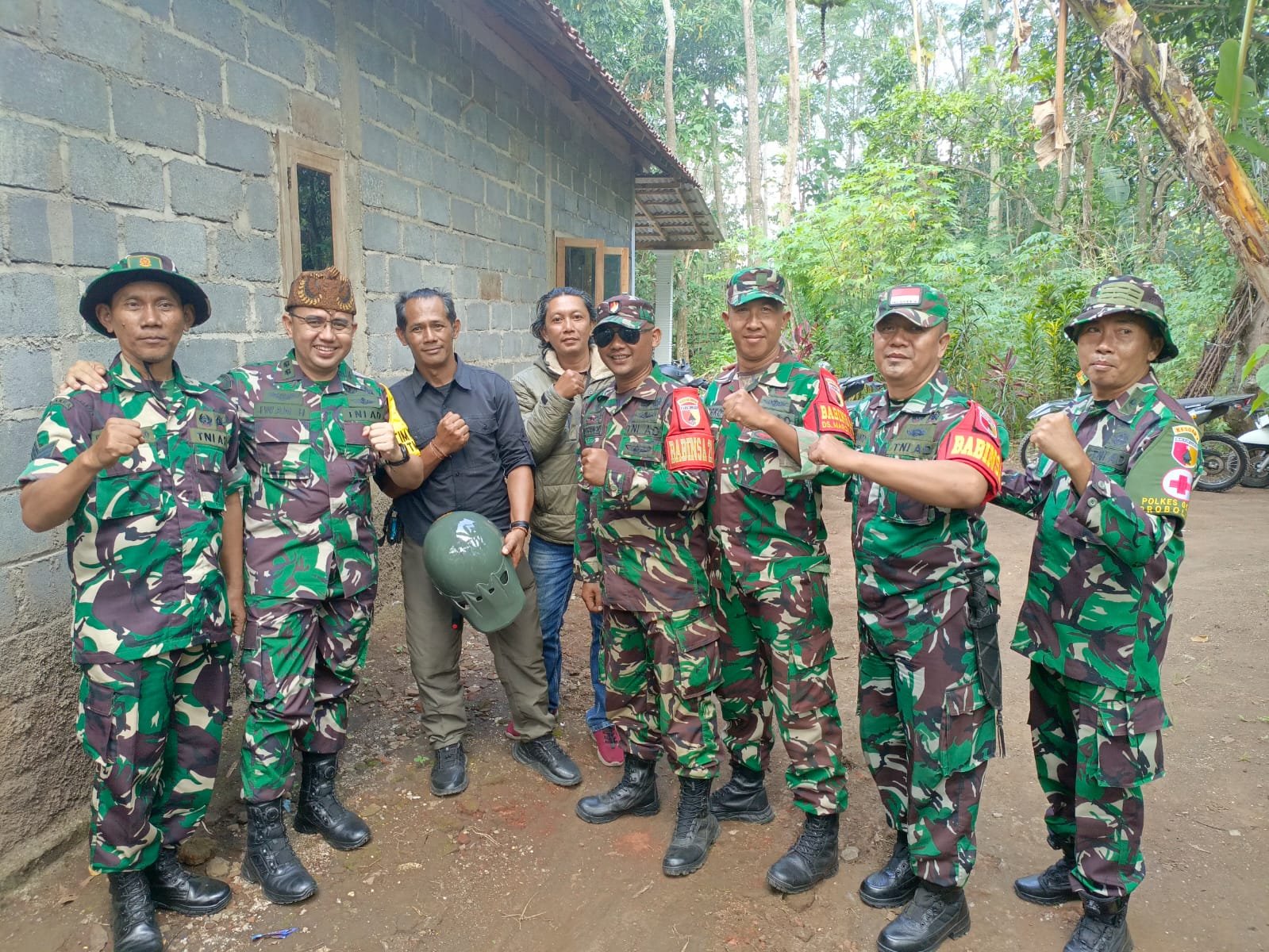 Mantan Dandim 0820/Probolinggo Terima Sambutan Hangat Saat Kunjungi Lokasi TMMD Ke-128 di Desa Brabe.