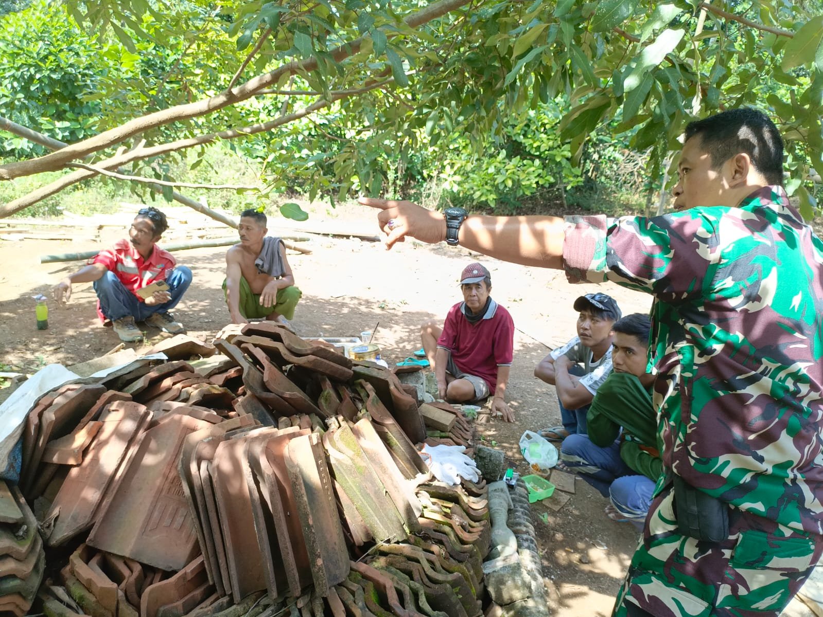 Ingatkan Satgas TMMD Jaga Sinergi Dan Faktor Keamanan, Kapten Inf Yahudin Beri Pengarahan dan Motivasi Di Lokasi Pembangunan Tandon.