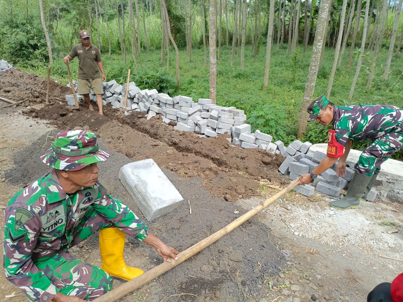 Babinsa Desa Brabe Serma Yance Apresiasi Pembangunan TPT dan Pavingisasi di Dusun Klagin.