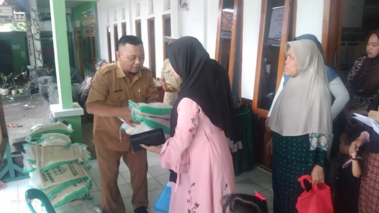 Kegiatan Non Fisik TMMD Ke-128, Dinas Ketahanan Pangan Berikan Bantuan Sembako kepada Warga Desa Brabe.