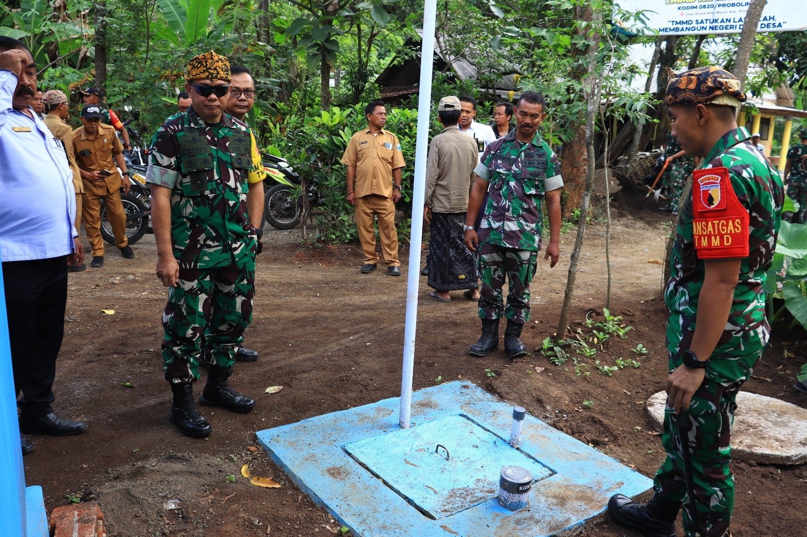 Tim Wasev Sterad Tinjau Pembangunan Tangki Septik Individual TMMD Ke-128 di Desa Brabe.