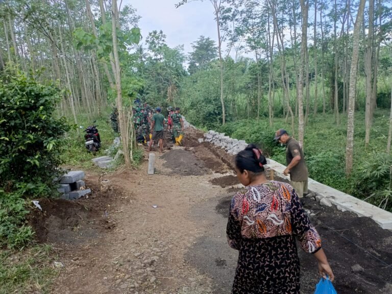 Warga Apresiasi Kinerja Satgas TMMD dalam Pemasangan Paving di Desa Brabe.