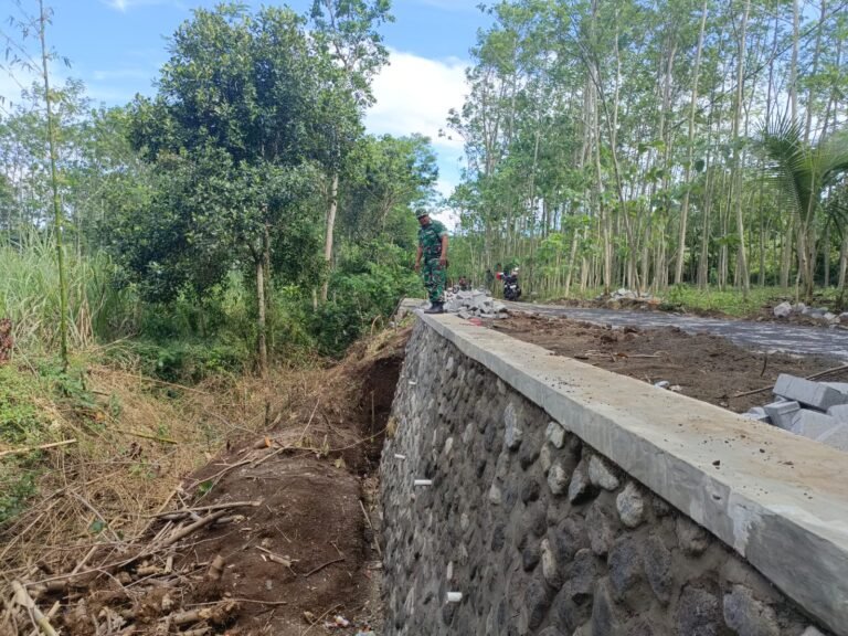 Siap Cegah Potensi Longsor, Satgas TMMD Ke-128 Tuntaskan Pembangunan TPT di Desa Brabe.