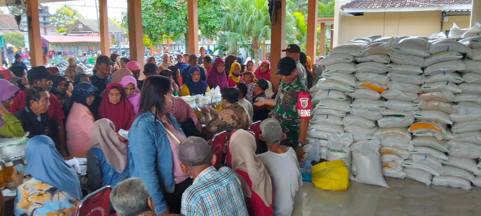 Babinsa Wonosobo Kawal Penyaluran Bansos Pangan, 1.132 Warga Terima Bantuan Beras dan Minyak Goreng